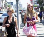 Paris Hilton et sa soeur Nicky Hilton se promènent dans les rues d'Hollywood le 24 juillet 2009