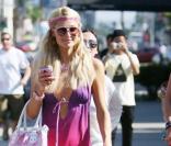 Paris Hilton et sa soeur Nicky Hilton se promènent dans les rues d'Hollywood le 24 juillet 2009