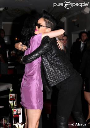 Rihanna retrouve Katy Perry dans un restaurant de New York (Etats-Unis, 25 juillet 2009)