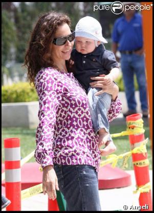 Minnie Driver et son fils Henry s'éclatent au parc Cross Creek à Malibu le 24 juillet 2009