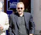 Antoine Duléry arrive au mariage d'Alexandra Lamy et Jean Dujardin, le 25 juillet 2009.