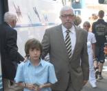 Le père de Jean, au mariage d'Alexandra Lamy et de son fils, le 25 juillet 2009. Il est avec l'un des deux fils de Jean Dujardin. 