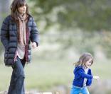 Katie Holmes et sa fille Suri, un grand moment de complicité à Melbourne le 27/07/09