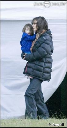 Katie Holmes et sa fille Suri, un grand moment de complicité à Melbourne le 27/07/09