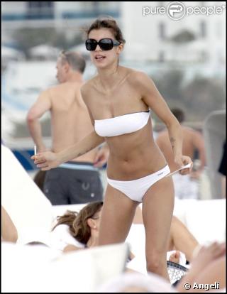 ELISABETTA CANALIS, LA NOUVELLE PETITE AMIE DE GEORGE CLOONEY, EN BIKINI SUR UNE PLAGE DE MIAMI il y a quelques jours... une très très belle fille ! 
