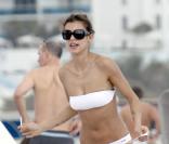 ELISABETTA CANALIS, LA NOUVELLE PETITE AMIE DE GEORGE CLOONEY, EN BIKINI SUR UNE PLAGE DE MIAMI il y a quelques jours... une très très belle fille ! 