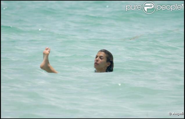 ELISABETTA CANALIS, LA NOUVELLE PETITE AMIE DE GEORGE CLOONEY, EN BIKINI SUR UNE PLAGE DE MIAMI il y a quelques jours... une très très belle fille ! 