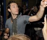 Jude Law et ses fans à la sortie de sa pièce Hamlet (Londres, juillet 2009)