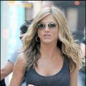 La très jolie Jennifer Aniston... décolletée en haut et très courte en bas ! Whaou !