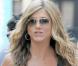 La très jolie Jennifer Aniston... décolletée en haut et très courte en bas ! Whaou !