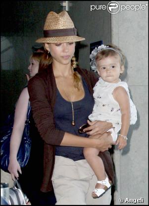Jessica Alba et sa fille Honor à l'aéroport de Los Angeles (3 août 2009)