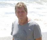 Ryan O'Neal se promène sur une plage de Malibu le 4 août 2009