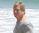 Ryan O'Neal se promène sur une plage de Malibu le 4 août 2009