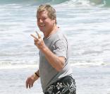 Ryan O'Neal se promène sur une plage de Malibu le 4 août 2009