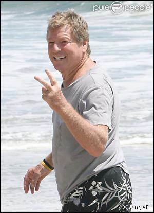 Ryan O'Neal se promène sur une plage de Malibu le 4 août 2009