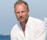 Sting, très en forme à Saint-Tropez après sa séance de parachute ascentionnel  