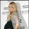 Nicole Richie, en courte robe noire, est une jeune femme enceinte très sexy... et une businesswoman jusqu'au bout !