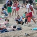Renée Zellweger joue les touristes en solo... et prend des poses étranges !