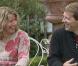 Un simple regard et les rires fusent entre les amoureux Cécile et Jean-Paul.