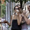 Alessandra Ambrosio : pause gourmandise en pleine rue... mais toujours avec glamour bien sûr !