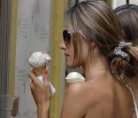 Alessandra Ambrosio dans les rues de New York en train de déguster sa bonne glace