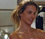 Alessandra Ambrosio dans les rues de New York en train de déguster sa bonne glace