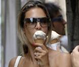 Alessandra Ambrosio dans les rues de New York en train de déguster sa bonne glace