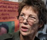 Jane Birkin manifestant pour la libération de l'opposante à la junte birmane Aung San Suu Kyi aux abords de l'ambassade de Birmanie à Paris le 11 août 2009