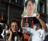 Jane Birkin manifestant pour la libération de l'opposante à la junte birmane Aung San Suu Kyi aux abords de l'ambassade de Birmanie à Paris le 11 août 2009