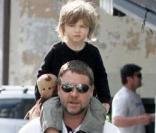 Russell Crowe, son épouse Danielle et leur second fils Tennyson, 3 ans. 14/08/09