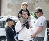 Russell Crowe, son épouse Danielle et leur second fils Tennyson, 3 ans. 14/08/09