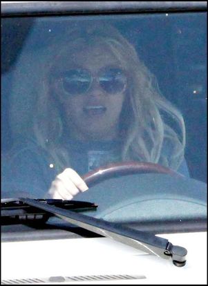 Britney Spears est allée chez Starbucks dans sa voiture avec son garde du corps, à Los Angeles le 10 août 2009 