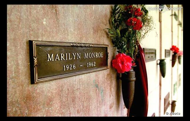 Voici le tombeau de Marylin Monroe au cimetière de Westwood Village Memorial Park, à Los Angeles