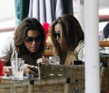 Eva Longoria déjeune avec des amies à Beverly Hills. 17/08/09