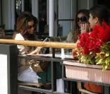 Eva Longoria déjeune avec des amies à Beverly Hills. 17/08/09