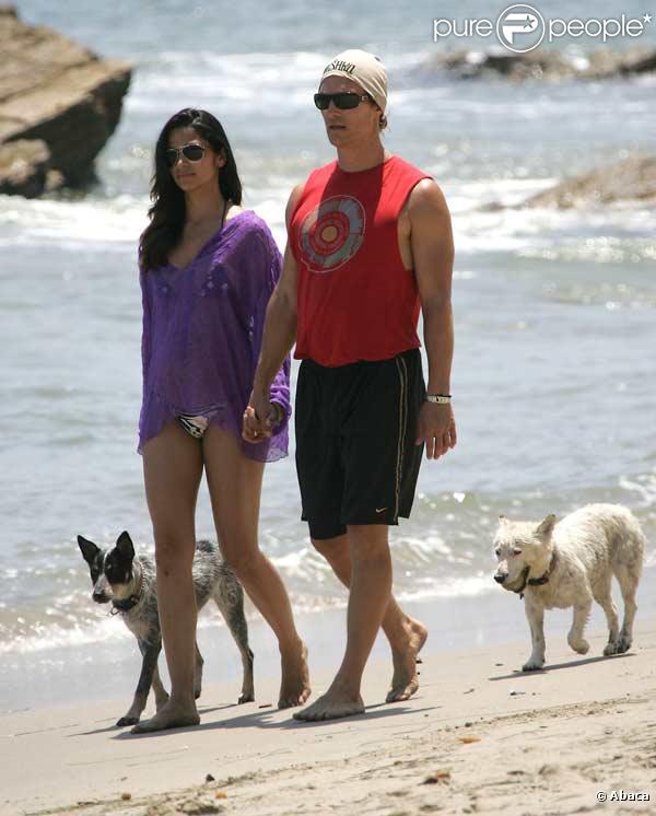 Camila Alves très enceinte, en compagnie de son chéri Matthew McConaughey, sur une plage de Malibu ! 