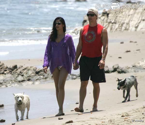 Camila Alves très enceinte, en compagnie de son chéri Matthew McConaughey, sur une plage de Malibu ! 