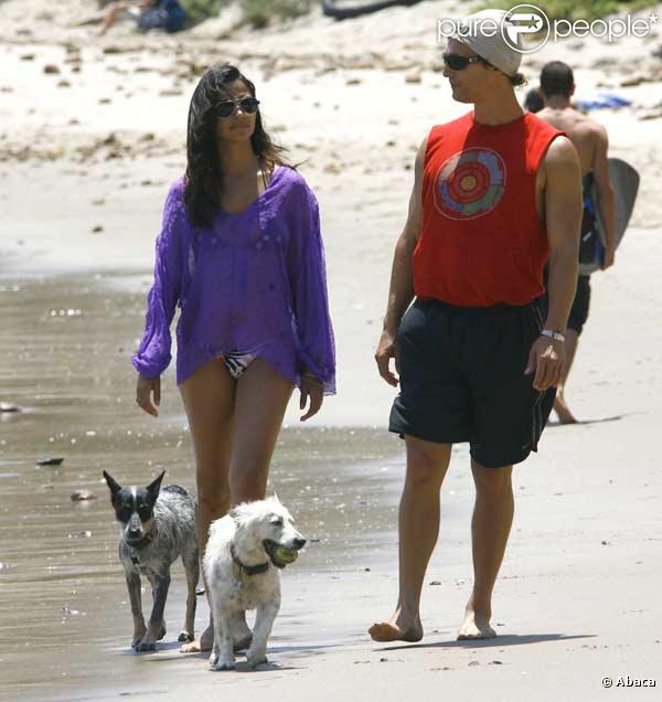 Camila Alves très enceinte, en compagnie de son chéri Matthew McConaughey, sur une plage de Malibu ! 