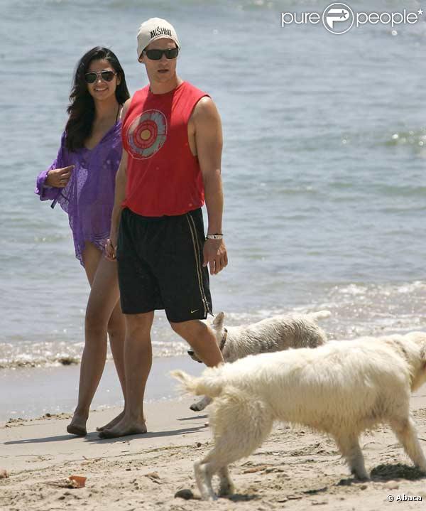 Camila Alves très enceinte, en compagnie de son chéri Matthew McConaughey, sur une plage de Malibu ! 