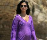 Camila Alves très enceinte, est seule sur la plage de Malibu, en attendant son chéri Matthew McConaughey ! 