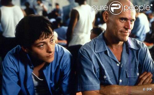 Willem Dafoe est le mentor d'Edward Furlong en prison, un usine à animaux comme l'indique le titre Animal Factory 