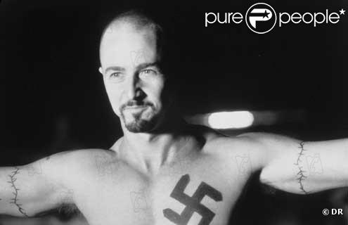 Dans American History X, la prison ouvre la voie vers la rédemption. Edward Norton apporte toute sa crédibilité dans ce personnage miné par son passé de néo-nazi 