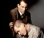 Christian Slater, avocat de Kevin Bacon dans Meurtre à Alcatraz, ou comment la prison peut briser injustement toute une vie. Les acteurs ont passé du temps dans le célèbre pénitencier hors-tournage et Bacon a perdu des dix kilos pour les besoins de s