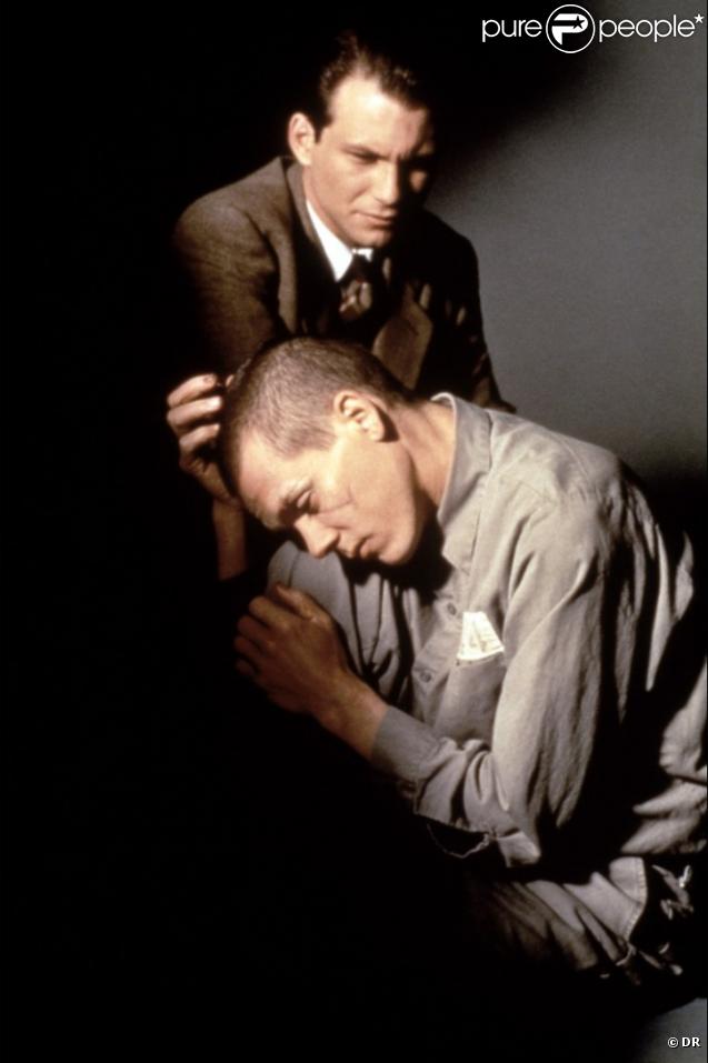 Christian Slater, avocat de Kevin Bacon dans Meurtre à Alcatraz, ou comment la prison peut briser injustement toute une vie. Les acteurs ont passé du temps dans le célèbre pénitencier hors-tournage et Bacon a perdu des dix kilos pour les besoins de s