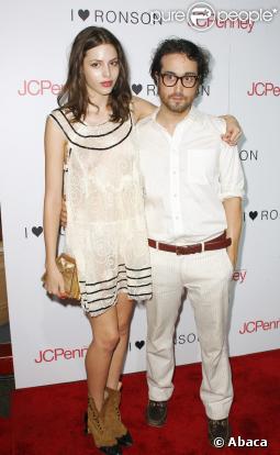 Sean Lennon et Charlotte Kemp Muhl lors de la soirée de présentation de la collection I heart Ronson pour le grand magasin JC Penney à New York le 20 août 2009