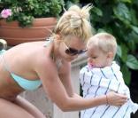 Britney Spears et ses deux adorables Sean Preston et Jayden James profitent du beau temps californien, au bord de la piscine du Ritz Carlton. Août 2009