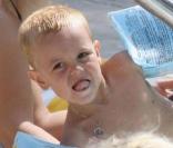 Britney Spears et ses deux adorables Sean Preston et Jayden James profitent du beau temps californien, au bord de la piscine du Ritz Carlton. Août 2009