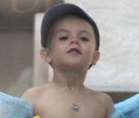 Britney Spears et ses deux adorables Sean Preston et Jayden James profitent du beau temps californien, au bord de la piscine du Ritz Carlton. Août 2009