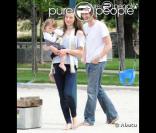 Milla Jovovich et Paul W.S. Anderson avec leur fille Ever en juin 2009 