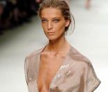Quand la belle Daria Werbowy défile...